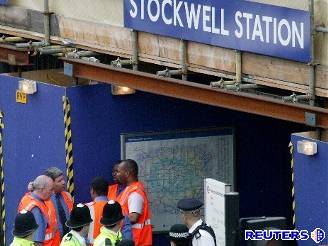 Policisté u stanice Stockwell