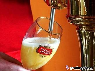 Belgické pivo Stella Artois by se mlo epovat do speciální sklenice na stopce