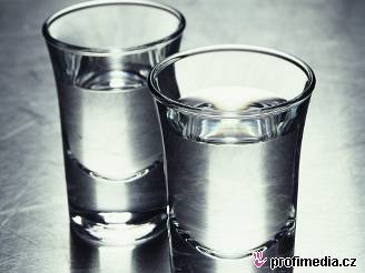 Podomácku pálená vodka asto obsahuje sloitjí alkoholy a dalí jedy. Ilustraní foto