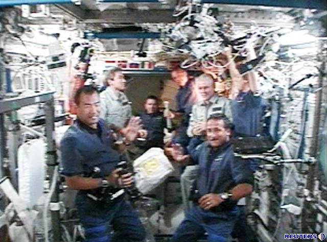 Setkání posádek Discovery a ISS