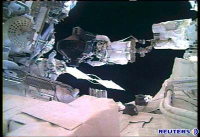 Astronaut Nogui vymuje gyroskop