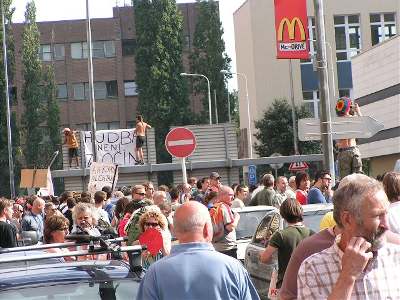 Demonstrace proti policejnímu zásahu na CzechTeku ped ministerstvem vnitra. Ilustraní foto.