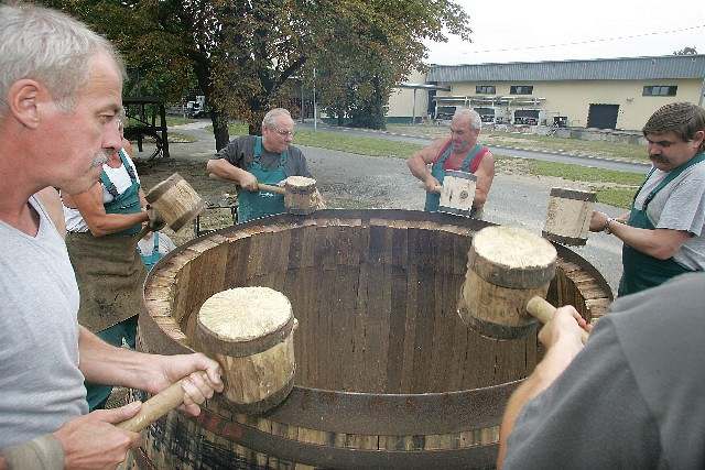 Pivovartí bednái vyrábjí sud