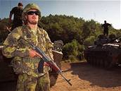 Na klid v Kosovu dohlíejí tisíce voják NATO. Aliance do zem povolala posily.
