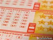 Milionová výhra z newyorské loterie se vyplácí ve dvaceti roních splátkách ve výi padesáti tisíc dolar.