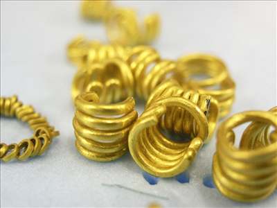 Zlaté perky nalezené v Bulharsku