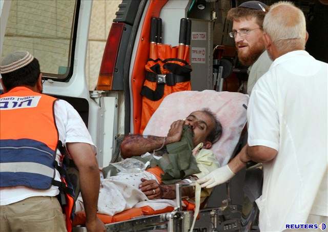 Zdravotníci odváejí zranného Palestince