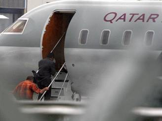 Katarský princ nastupuje v Praze do letadla