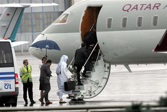 Katarský princ Sání nastupuje do letadla.