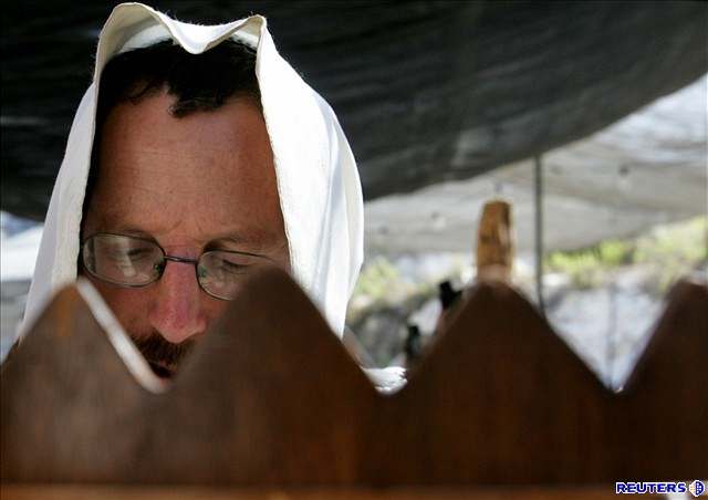 Izraelský osadník se modlí v jeninské synagoze 