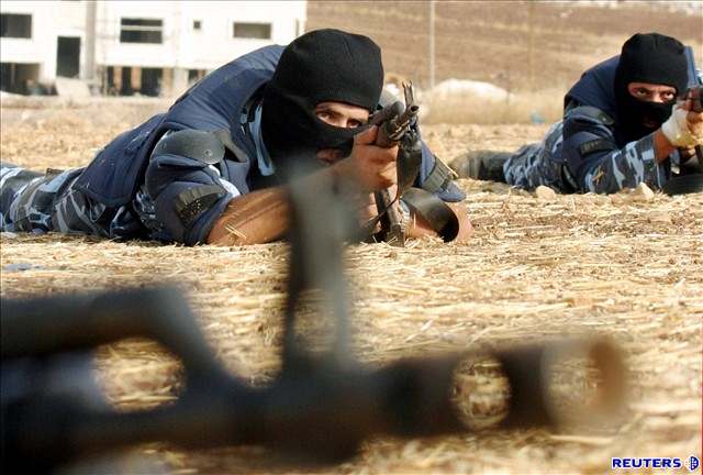 Palestintí vojáci trénují v Jeninu, hlavním mst západního pobeí Jordánu