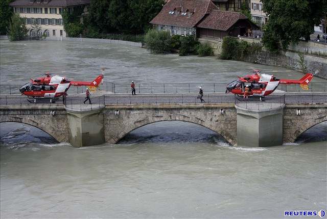 Evakuace zaplaveného Bernu