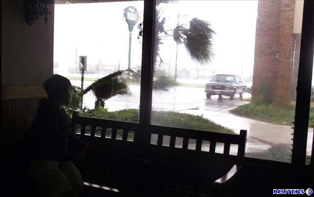 Hurikán Katrina z okna domu