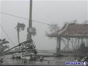 Hurikán Katrina udeil na pevnin