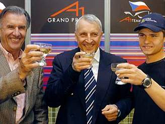 Antonín Charouz si pipijí s bývalým závodníkem Fittipaldim a eským pilotem Janiem.