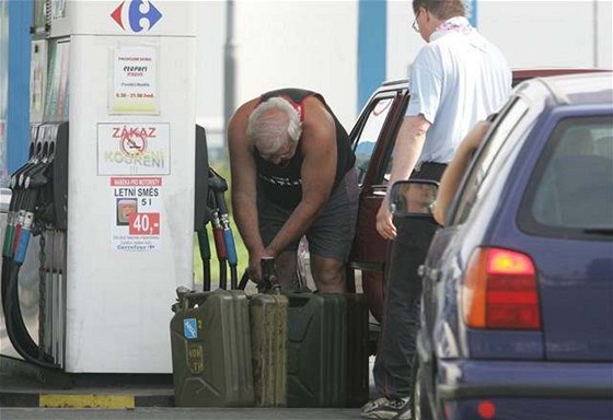 Cena benzinu u týdny klesá. Podle kartelu OPEC zlevní i ropa. Ilustraní foto