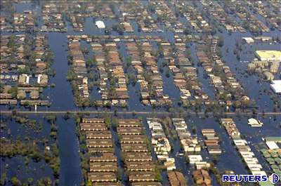 Zaplavené domy v New Orleans po hurikánu Katrine.