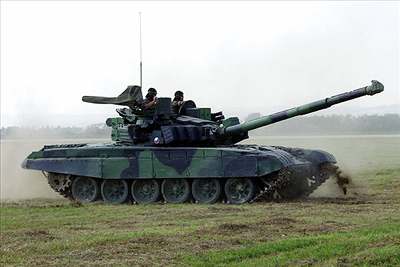 Tank T-72 M4CZ bhem tvrtení generální zkouky na Den NATO v Ostrav. V dynamické ukázce se pedvede hned deset kus moderní vojenské techniky.