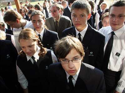 Také kvli stírání rozdíl chodí studenti a studentky do koly v uniformách.