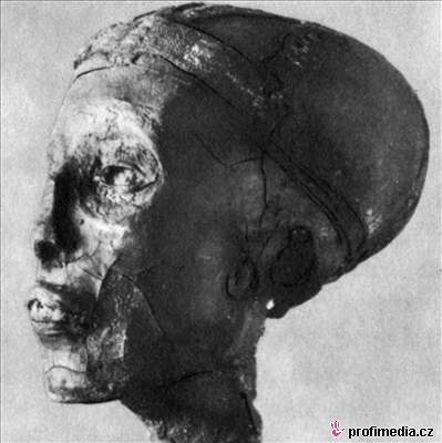 Hlava mumie je vcelku neporuená, zbytek je ale ve patném stavu.