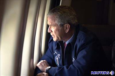Bush se dívá na následky hurikánu
