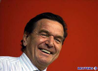 Rozhodn nebudu souástí pítí vlády, prohlásil Schröder.
