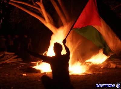 Palestinci oslavují, zapalují synagogy a stílejí do vzduchu.