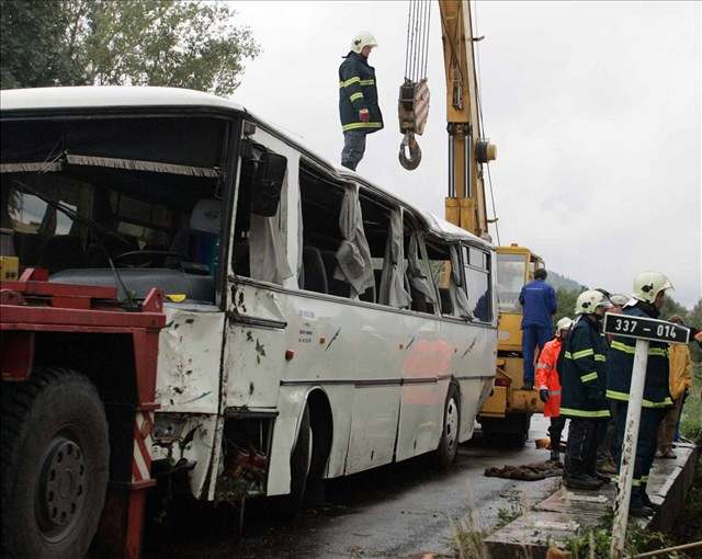 Sráka autobusu a auta u Temonice