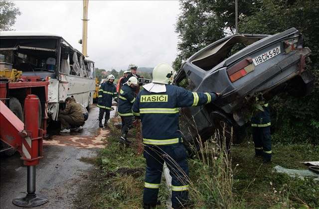 Sráka autobusu a auta u Temonice