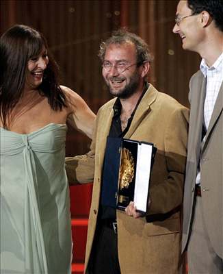 eský reisér Bohdan Sláma na Mezinárodním festivalu ve panlském San Sebastiánu získal se svým filmem tstí hlavní cenu Zlatou muli. 