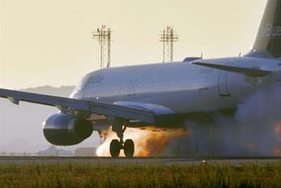Airbus spolenosti JetBlue pistává na letiti v Los Angeles
