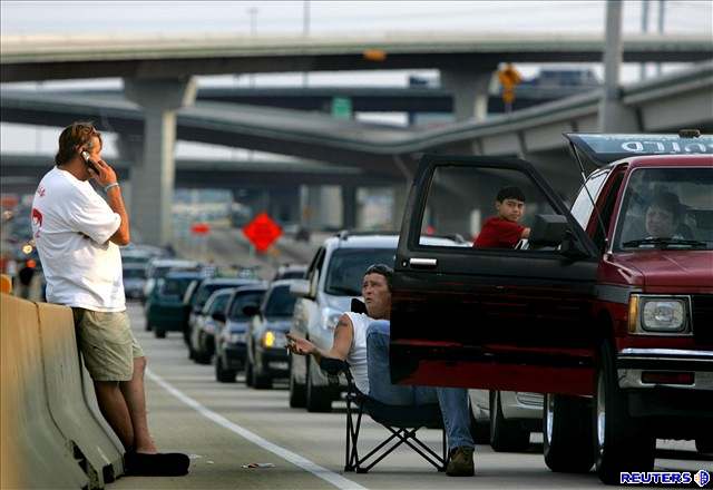 Statisíce lidí se snaí evakuovat z texaského pobeí