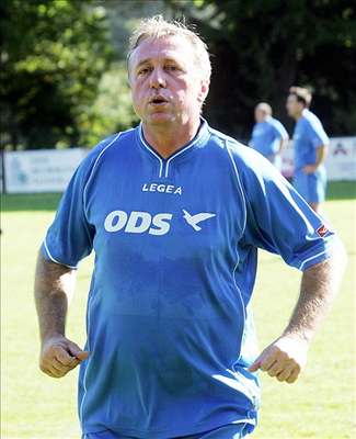 Miroslav Topolánek hraje fotbal.