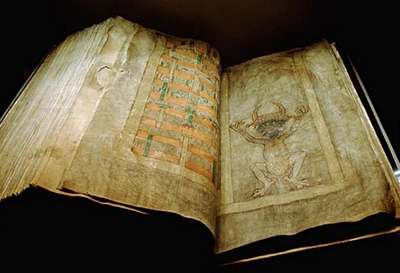 áblova bible, latinsky Codex gigas, láká svým obsahem i podobou - ve stedovku byla dokonce pirovnávána k sedmi divm svta.