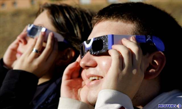 Obyvatelé Madridu pozorují zatmní Slunce. Potebovali speciální brýle.