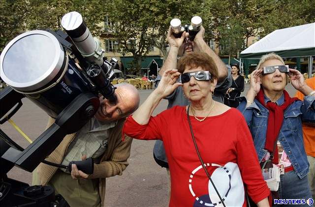 Obyvatelé Madridu pozorují zatmní Slunce. Potebovali speciální brýle.