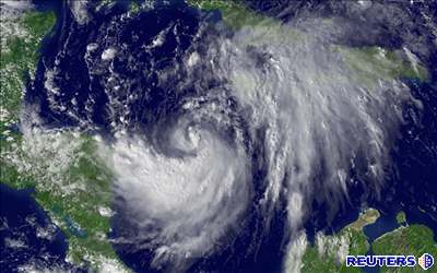 Satelitní snímek tropické boue z pondlí 17. íjna 2005.