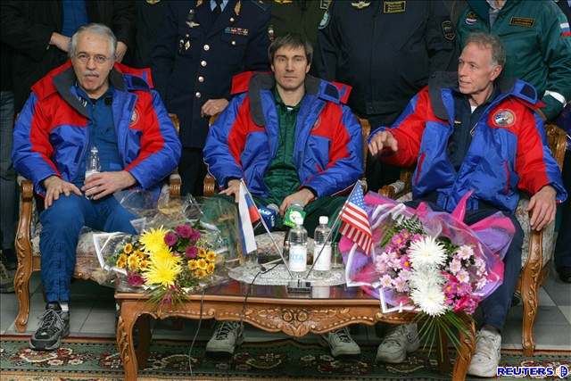 Návrat z vesmíru - Ruský kosmonaut Sergej Krikaljov (uprosted), jeho americký...