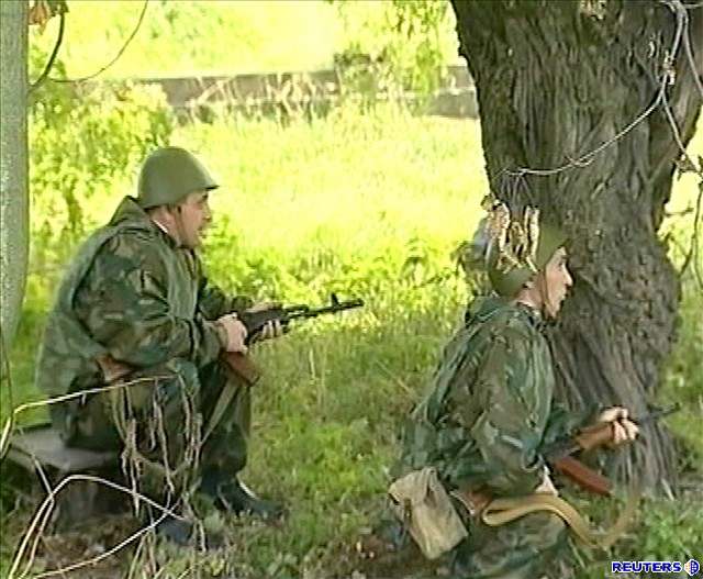 Rutí policisté a vojáci hlídají Nalik a jeho okolí.