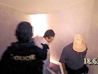 Policie zatk Kreje za asistence alobce Dolejho (v blm klobouku).