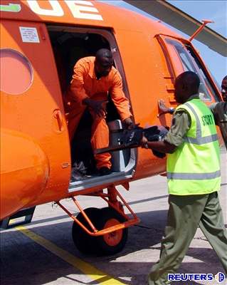 Nigerijský záchranný tým spchá k nehod letadla.