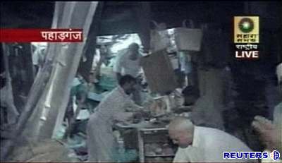 Situace po výbuchu na trhu v Dillí. 