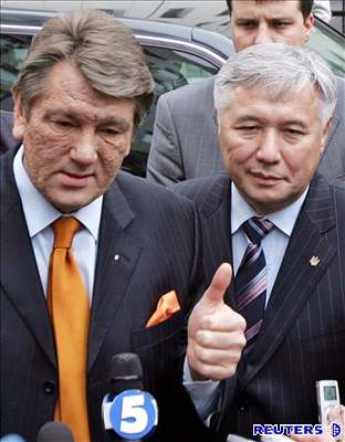 Viktor Juenko hovoí k novinám po úspn zavreném prodeji ocelárny.