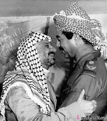 Saddám Husajn a Jásir Arafat v roce 1980