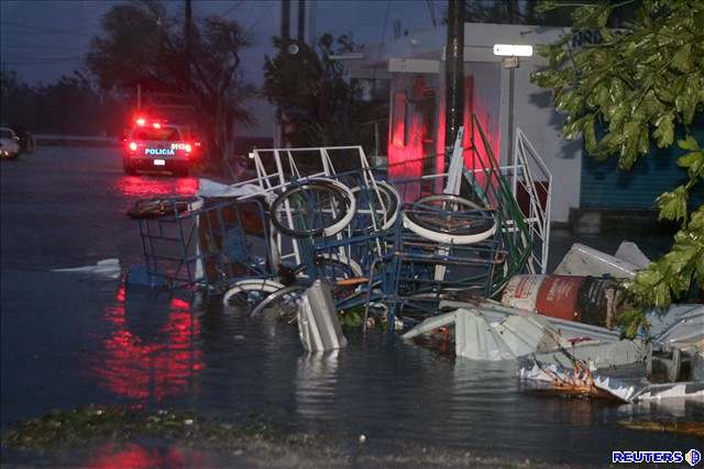 Oko hurikánu Wilma zasáhlo oblast mezi Playa del Carmen a Puerto Morelos, kde voda zatopila letovisko Cancún.