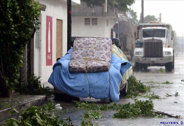 Oko hurikánu Wilma zasáhlo oblast mezi Playa del Carmen a Puerto Morelos, kde voda zatopila letovisko Cancún.