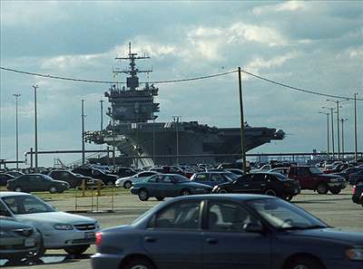 Nejvtí americká námoní základna v Norfolku ve Virginii je domovským pístavem pro letadlové lod.