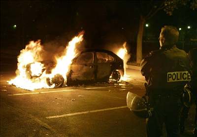 Bandy mladých pisthovalc podpálily v Amsterdamu u jedenáct aut. Ilustraní foto