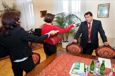 Vechno, co premiér Jií Paroubek íkal reportérce MF DNES, si nahrávala na diktafon i tisková mluví Lucie Orgoníková (vlevo). Paroubek se tak jistí pro pípad, e by v médiích nevyla jeho vyjádení zcela pesn.