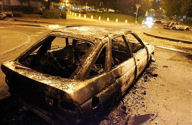 V noci na stedu zapálili vandalové dalích více ne 600 aut.